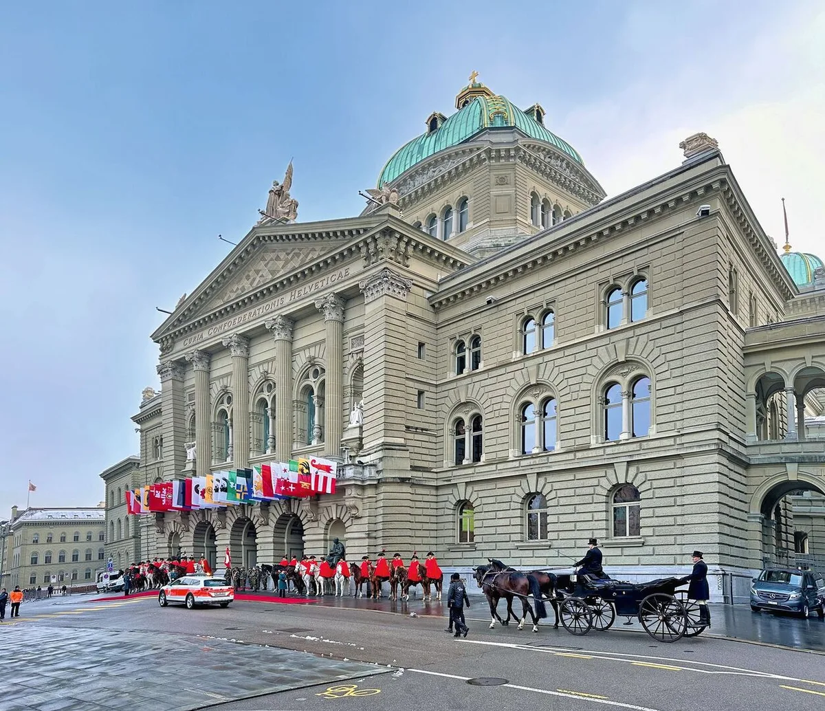 f2ce7fa6b484cb454c11d66d58132b327c63a657dd45fb659690662f6d2d308f Kavallerie vor dem Bundeshaus (Symbolbild).