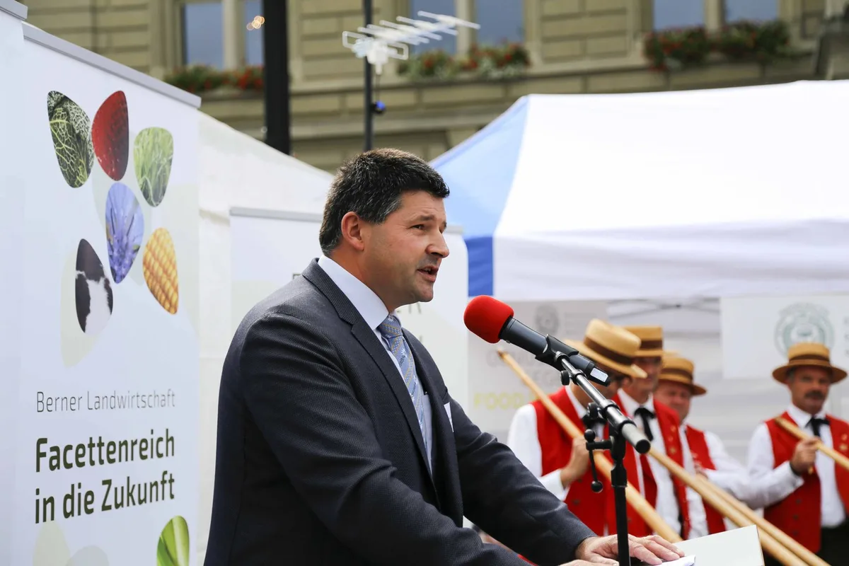 2d5265414c44e3d29a540550a82ca39f7dddf21c Hans Jörg Rüegsegger ist Präsident von SALS-Schweiz. Hier bei einer Rede auf dem Berner Bundesplatz, in seiner Funktion als Präsident des Berner Bauern Verbandes. (Bild lid/ji)