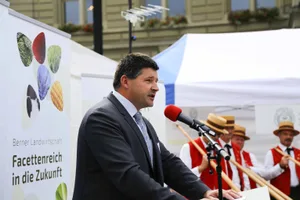 Hans Jörg Rüegsegger ist Präsident von SALS-Schweiz. Hier bei einer Rede auf dem Berner Bundesplatz, in seiner Funktion als Präsident des Berner Bauern Verbandes. (Bild lid/ji)