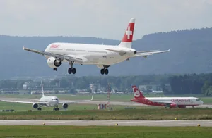 Laut einer Stellungnahme des Bundesrats zu einer Interpellation von Nationalrätin Franziska Ryser (Grüne/SG) würde die gesamte Klimawirkung von Flugzeugen das Ein- bis Dreifache der CO2-Emissionen aus der Treibstoffverbrennung betragen. Aber nur Letzteres fliesst ins Treibhausgasinventar ein und auch der internationale Flugverkehr wird ausgeklammert.