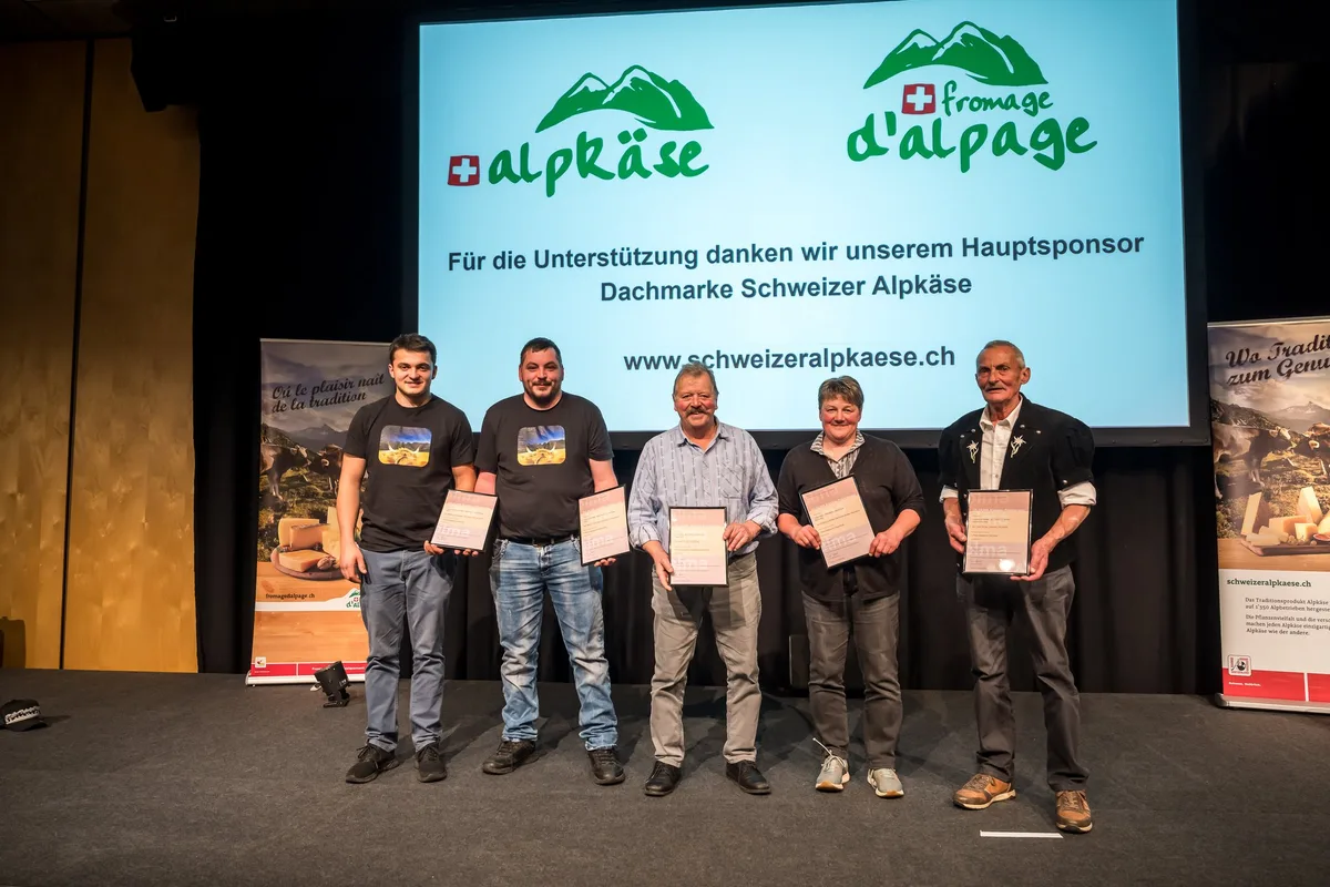 11073-20241011_Alpka__se-Pra__mierung_-_Siegerbild-Alle_Erstplatzierten_-__c__Michael_Huwiler__foto-huwi.ch_ Siegerbild