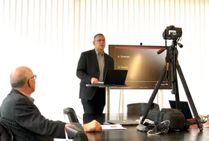 Christoph Böbner, Direktor der Swissgenetics, präsentierte den Jahresbericht vor der Kamera. Die Delegierten werden das Video demnächst erhalten. (Bild jba)