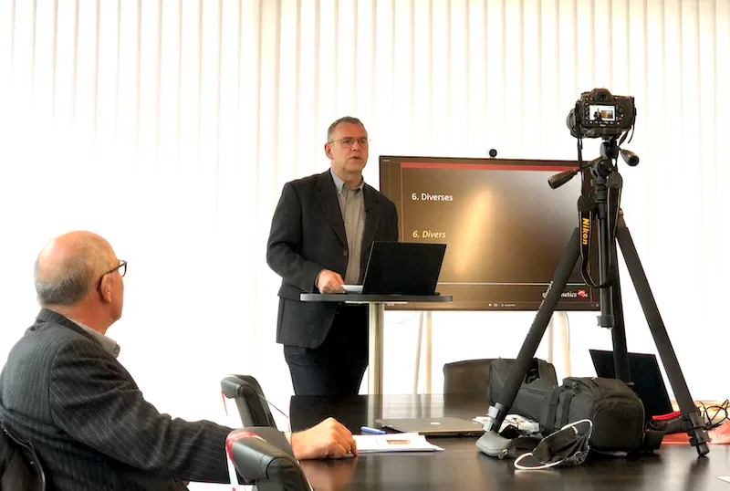 e025c3af3fe8512e5296ef56e124ad7440c70728 Christoph Böbner, Direktor der Swissgenetics, präsentierte den Jahresbericht vor der Kamera. Die Delegierten werden das Video demnächst erhalten. (Bild jba)