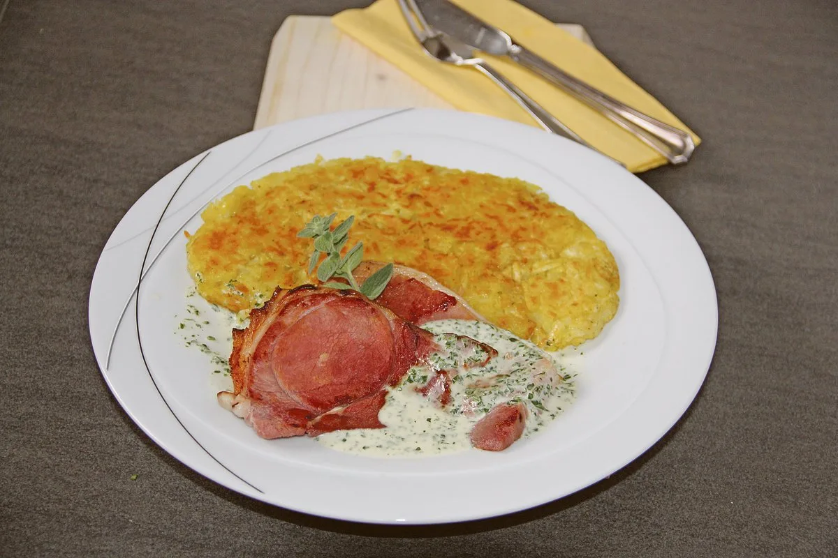 e78289fcc7975efd9a9fd14d792db03347fd6cca Hamme muss nicht immer nur von Kartoffelsalat begleitet werden. Es geht auch anders. Resten können auch mal angebraten und mit einer Kräutersauce serviert werden. (Bilder Andrea Wyss