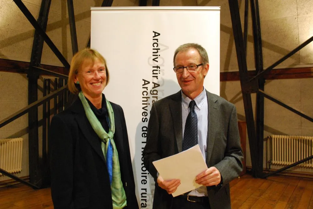 579d7ef2728ec915e87f0526dca63663d3d84a4f Christel Köhle-Henziger, Vorsitzende der Jury, und Peter Moser, dessen Archiv für Agrargeschichte ausgezeichnet wurde. (Bild: Jeanne Woodtli)