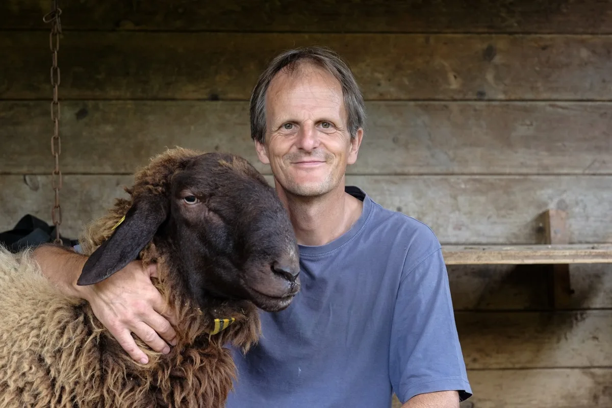 d03a18c5c9acac4ac54f8f68c94b984f1c6f79c1 Christian Gazzarin von Agroscope züchtet selber Engadinerschafe. Bild: zVg