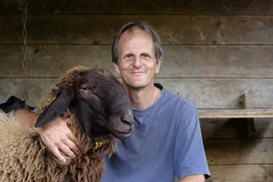 Christian Gazzarin von Agroscope züchtet selber Engadinerschafe. Bild: zVg