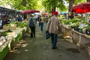 Ein Wochenmarkt ist eine mögliche Form der Direktvermarktung - und sie fördert den Dialog zwischen Stadt- und Landbevölkerung.