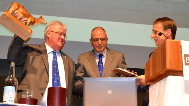 271e94311f6e41d692babfd11f6b14b9328fd8b9 Der abtretende Präsident Markus Zemp (v. l. n. r.) mit Braunvieh-Schweiz-Direktor Lucas Casanova und dem neuen Präsidenten Reto Grünenfelder. (Bild Peter Fankhauser)