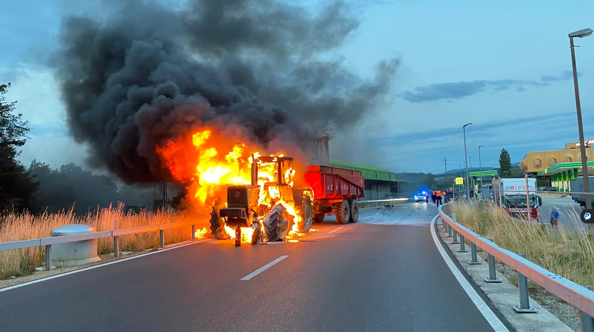 03c66fb6-b451-49b5-8a5d-c2520631ca70 Motorradfahrer stirbt nach Frontalkollision mit Traktor