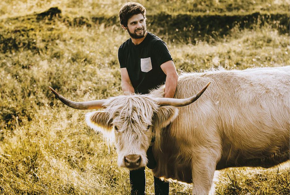 Die weisse Highland Cattle Kuh Barbara hat Jürg Adanks Herz auf Anhieb erobert. (Bild zVg)