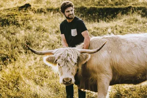 Die weisse Highland Cattle Kuh Barbara hat Jürg Adanks Herz auf Anhieb erobert. (Bild zVg)