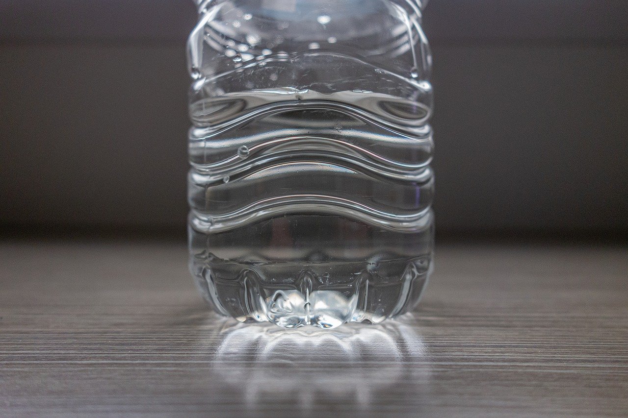 Die im Evian gefundenen Mengen liegen 16mal unter dem Grenzwert des Bundes. (Bild Pixabay)