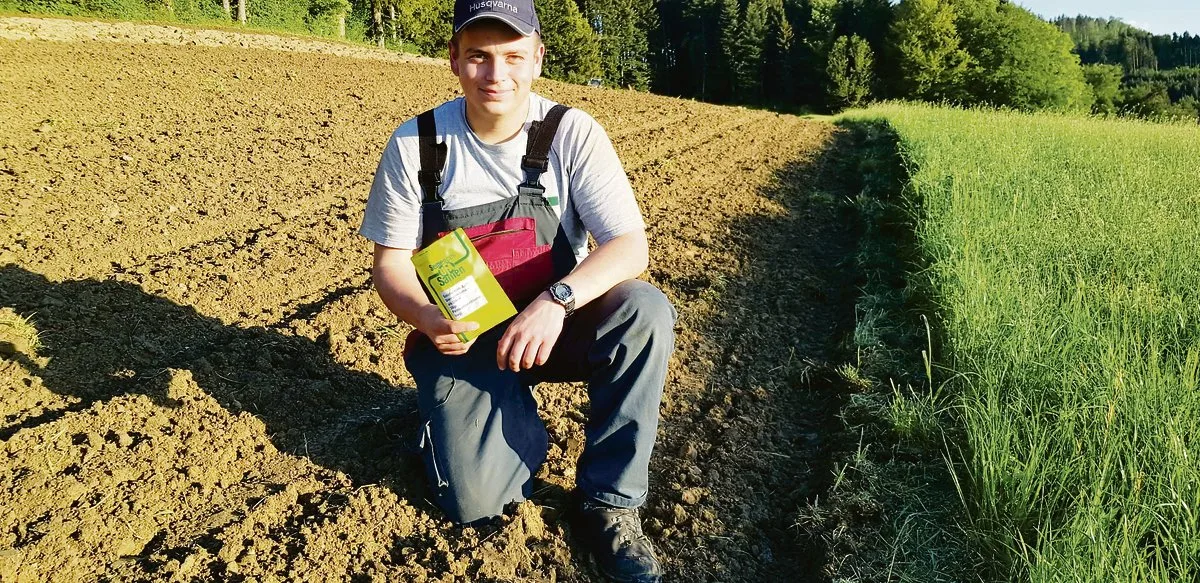 e6dfad492a53b574fef235609445ba1ddeeaeb20 Junglandwirt Simon Jurt aus Rickenbach sät die Sonnenblumensamen am Feldrand aus. Soeben wurde das Feld geackert und der Mais wurde in den Boden gesät. Die Blumen sollen im Sommer die Spaziergänger am Wegrand erfreuen.(Bild fj)