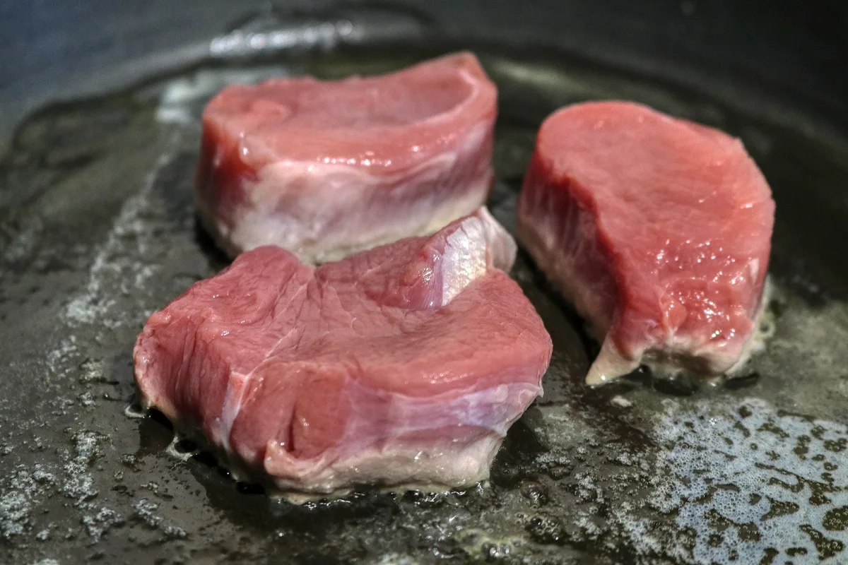 schweinefleisch_alexandre_fox Spätestens ab Mitte März 2023 fällt der Abzug für die Entlastung des Schweinemarkts weg