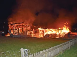 Gegen 3 Uhr bemerkte ein Anwohner das Feuer im Gebiet Bochslig und alarmierte die Feuerwehr. (Bild Kantonspolizei Luzern)
