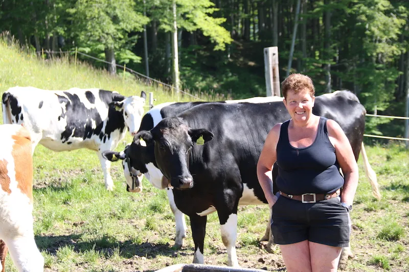 7b1a8ab737a2db61eaf2704ffdea62a123af73f6 «Meine Mädels» nennt Erika Rickenbacher die 50 Rinder und 12 Mutterkühe, die sie 130 Tage auf der Alp Zeglingen BL auf rund 750 m ü. M. hirtet. (Bilder Benildis Bentolila)