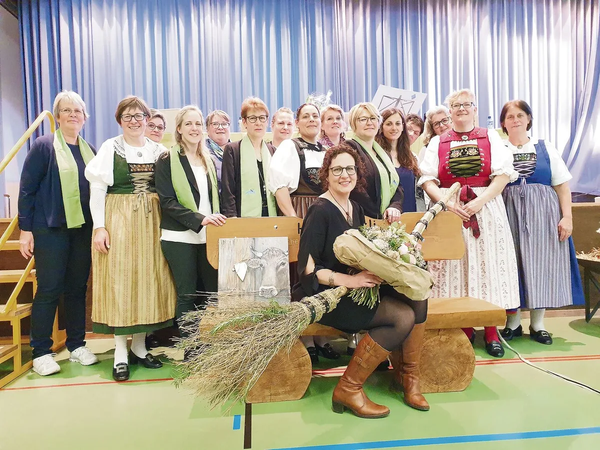 428e1b163a58557281695772ed5d719a99f926ba5f4d837eecfe65a5552efd72 Lotti Baumann mit ihren Abschiedsgeschenken, umringt von den Bezirkspräsidentinnen und Vorstandsfrauen, hinter ihr in der Tracht die neue Präsidentin Andrea Hochuli.