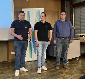 Die jungen Männer wurden für die bestandenen Ausbildungen geehrt. V. l.: für die Berufsprüfung: Gian-Luca Anker und für die Meisterprüfung Simon Spack und Lars Rasi.