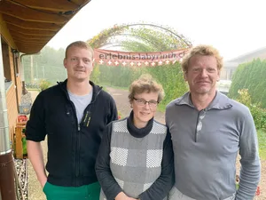 Generationengemeinschaft: Sohn Tobias, Trudy und Walter Bühlmann (v. l.) setzen auf vielfältige Betriebszweige