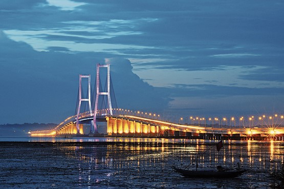 Der Gewerbeverband befürchtet keine Flutung mit Billigimporten aus Indonesien, im Gegenteil. Im Bild die Suramadu-Brücke, welche die Städte Surabaya und Bangkalan verbindet. (Bild SGV)