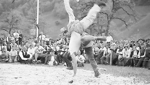 Die historischen Fotos zeigen spektakuläre Schwünge. Hier vom Glarner-Bündner Schwingertag Hätzingen 1939.