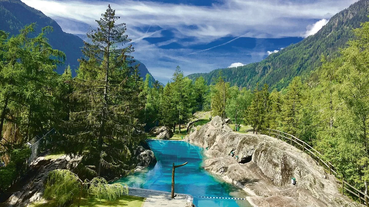 Wasserspass: Das in den Fels gehauene Naturschwimmbad lockt für eine Abkühlung.