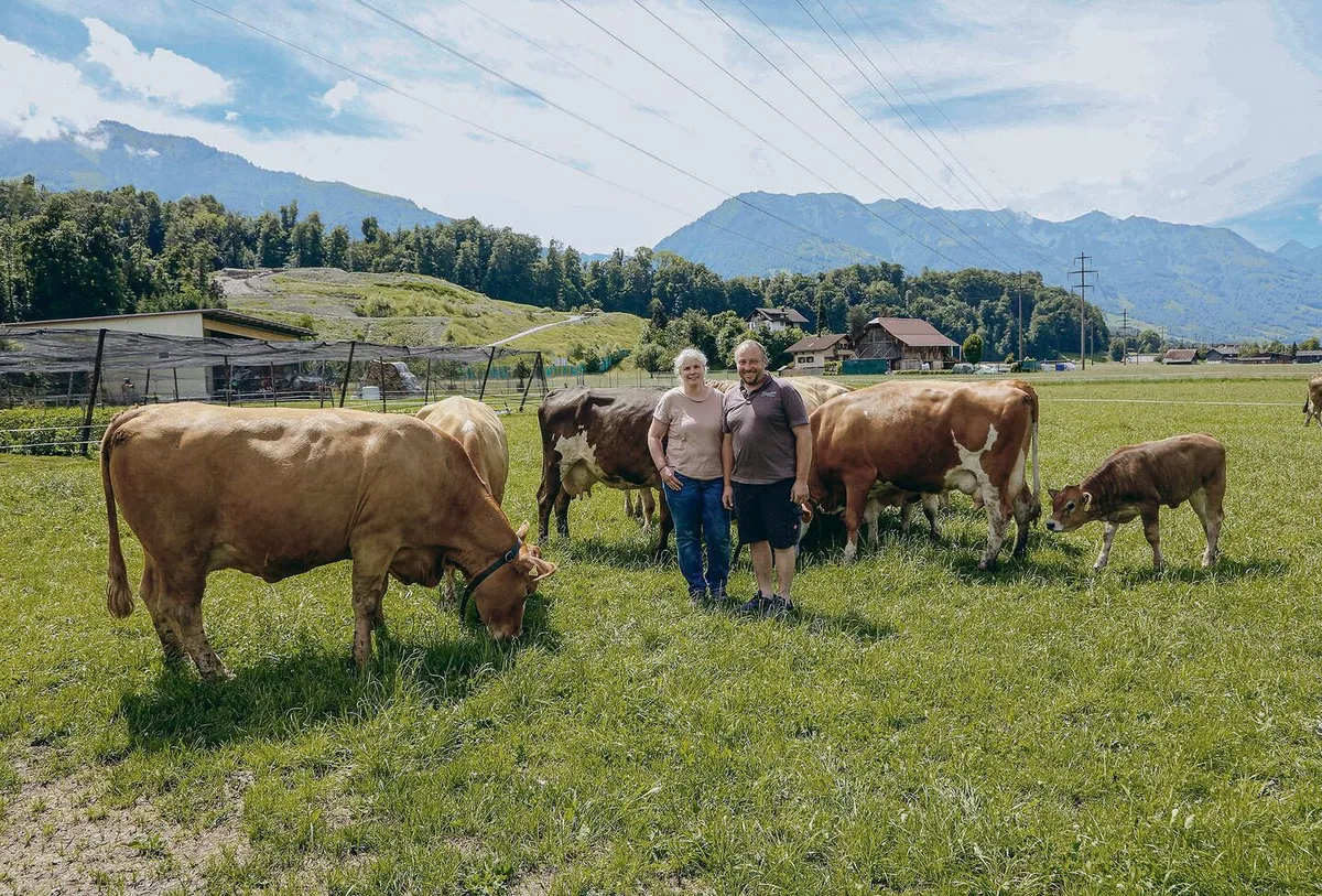 Margrit und Adrian Müller halten auf ihrem Betrieb Mutterkühe und Legehennen. Blumen sind ein weiteres wichtiges Produkt für die Direktvermarkter.