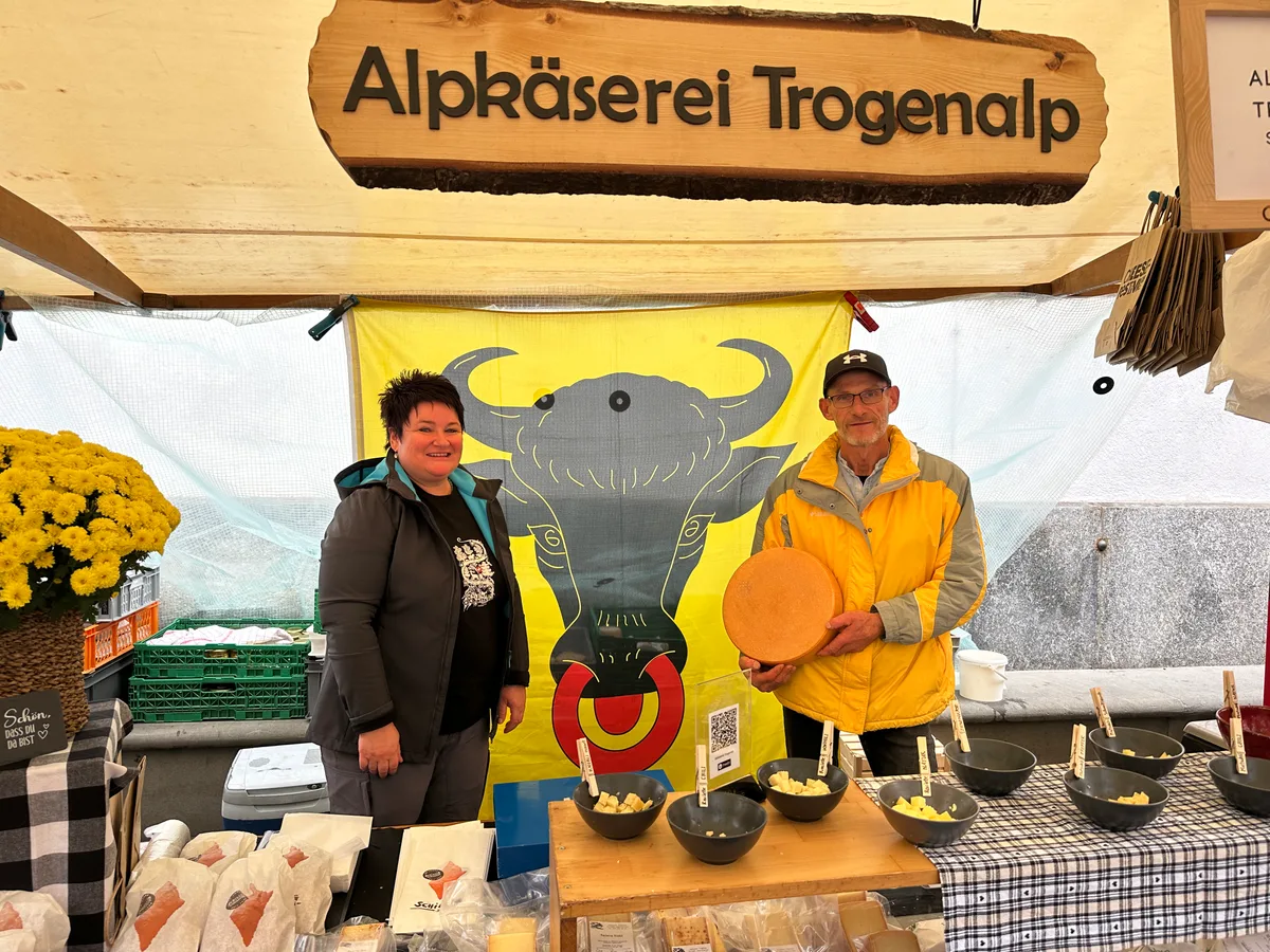 Müller Trogenalp.jpeg Franz Müller mit Partnerin Helen Graf aus Unterschächen UR äusserten sich sehr zufrieden mit dem Absatz der rund 20 Produkte von der Trogenalp am Cheese Festival in Luzern.