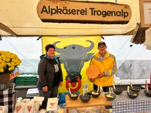 Franz Müller mit Partnerin Helen Graf aus Unterschächen UR äusserten sich sehr zufrieden mit dem Absatz der rund 20 Produkte von der Trogenalp am Cheese Festival in Luzern.