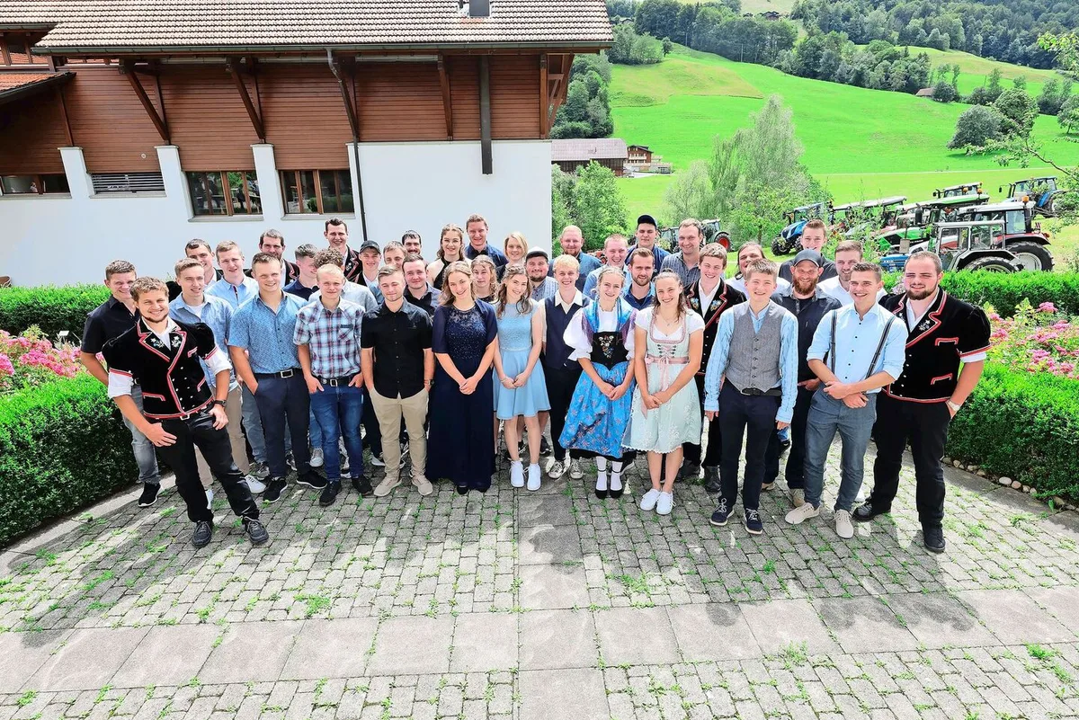 e83ad8b1ec00c2e68c9bc67554aae6f0a3ea5dc66253978a6ad3d8eacd6a9ef0 Neue Landwirtinnen und Landwirte: die erfolgreichen Absolventinnen und Absolventen der beiden Berufsfachschulklassen.