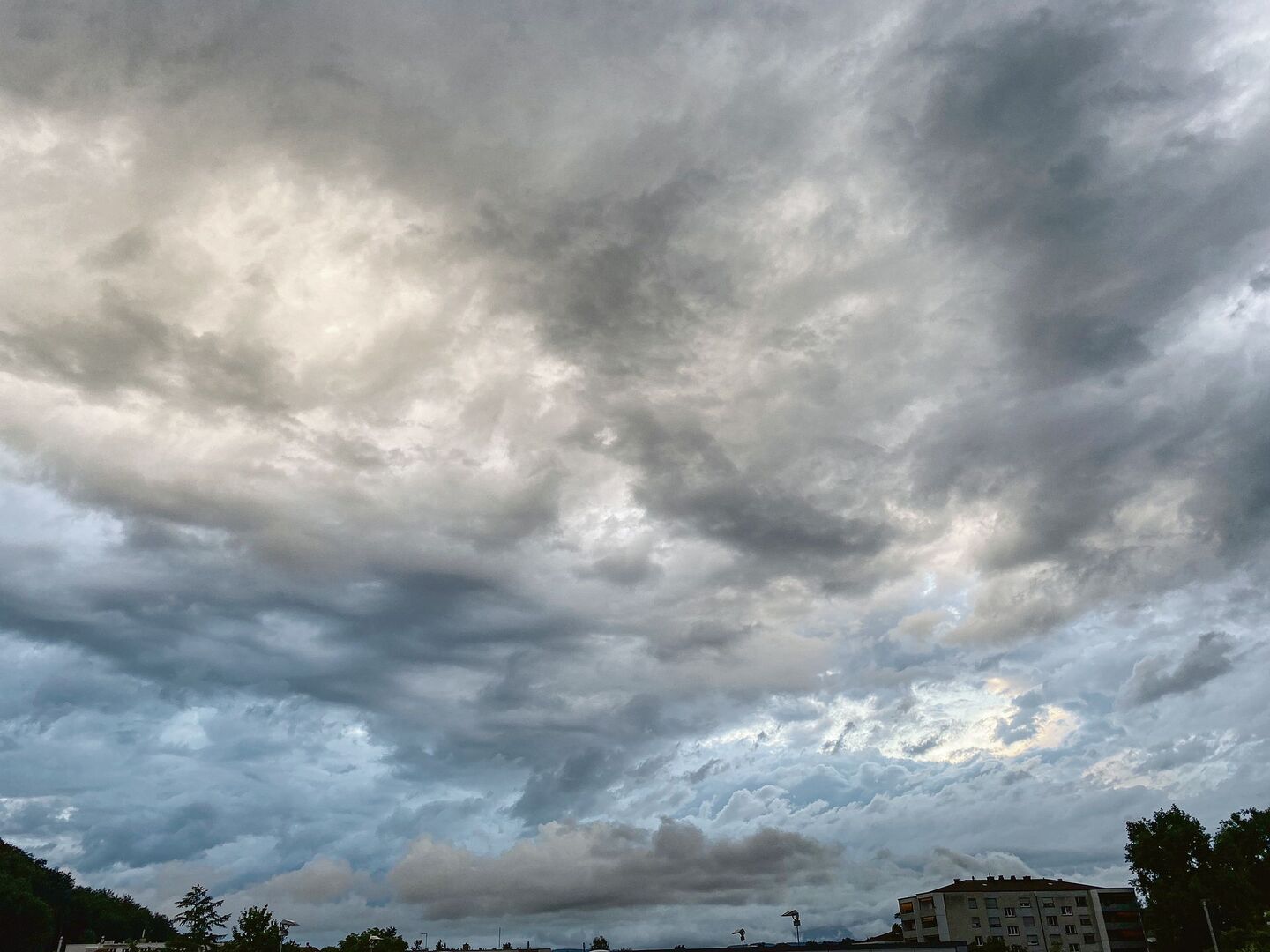 Gewitter können verschiedene Auslöser haben. Ihre Energie beziehen sie aus den Temperaturunterschieden und Luftbewegungen in der Atmosphäre.