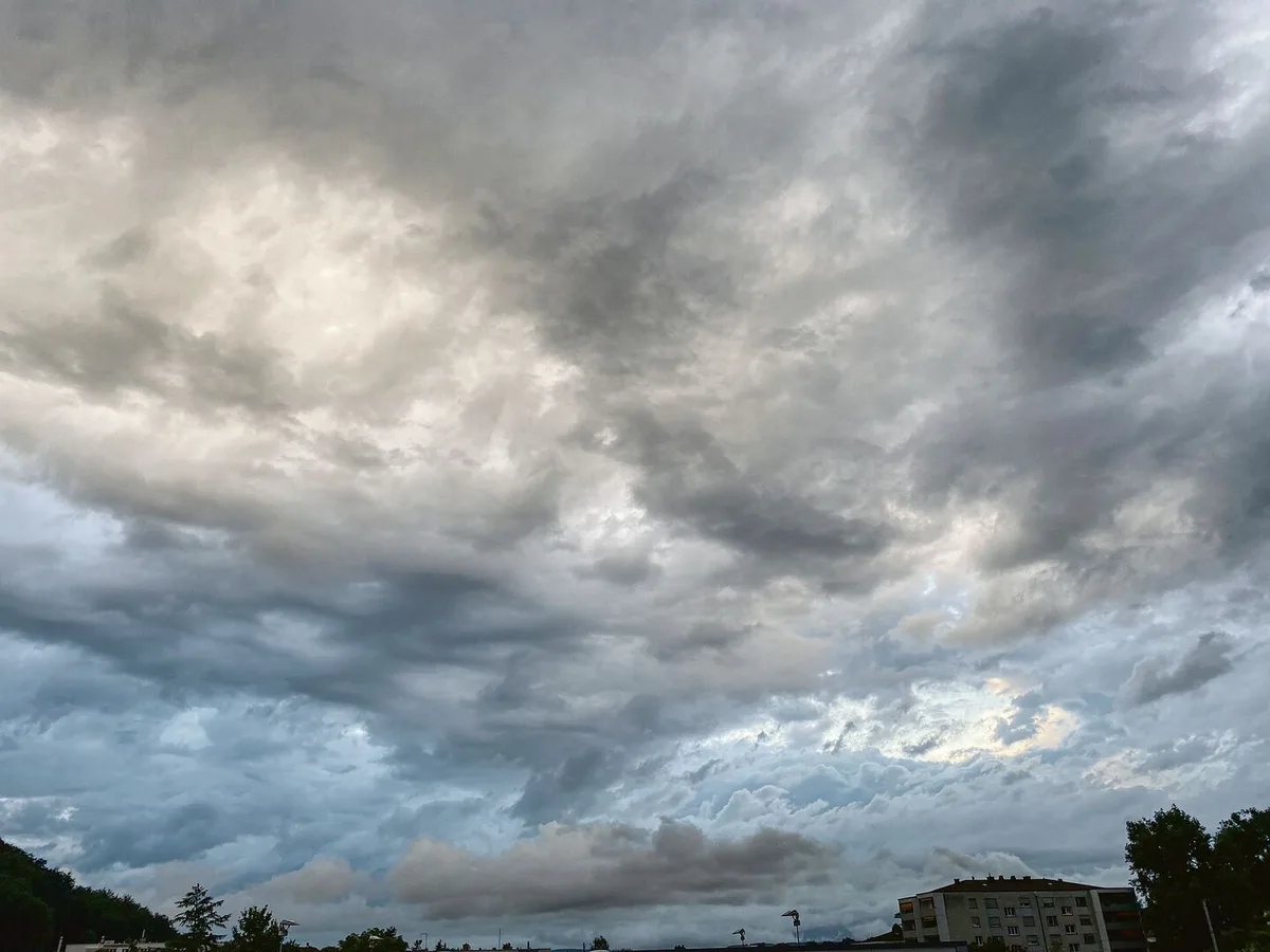 Gewitter können verschiedene Auslöser haben. Ihre Energie beziehen sie aus den Temperaturunterschieden und Luftbewegungen in der Atmosphäre.