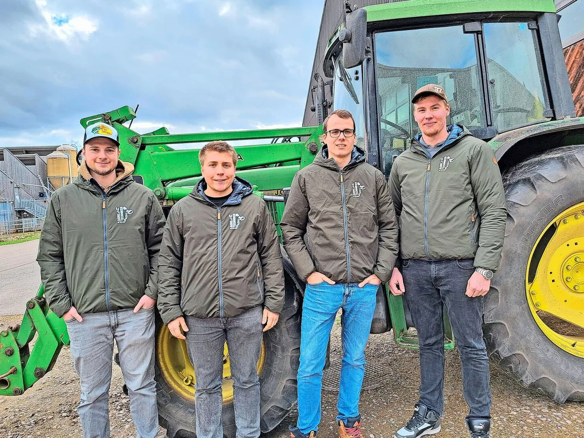 a82be14bc8c1995b39d43b2a53d3b7416376f6f5476b74c553d8c52669ccd751 Severin Volkart, Lukas Eckert, Silvan Philipp und Joshua Neuhauser (v. l.) absolvieren die Ausbildung zum Agrotechniker HF am Strickhof und verglichen die Systeme für die Nachrüstung.