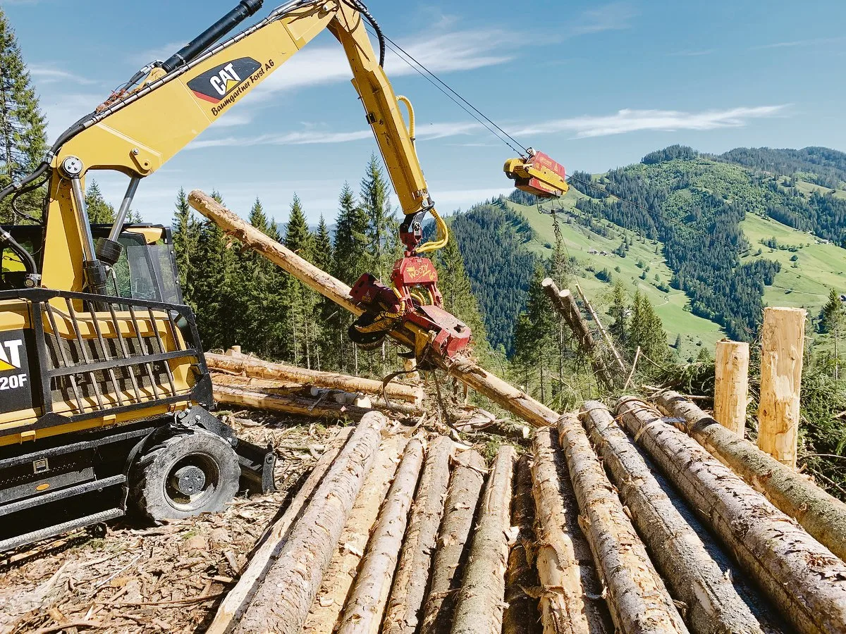 15f04b00434e4045e184b86b5ba69786e2e163a0 Mit Seilkrananlagen wird das Sturmholz an die Forststrassen gezogen, entastet, abgelängt und an die Polter zum Abtransport gelegt. (Bilder Josef Scherer)