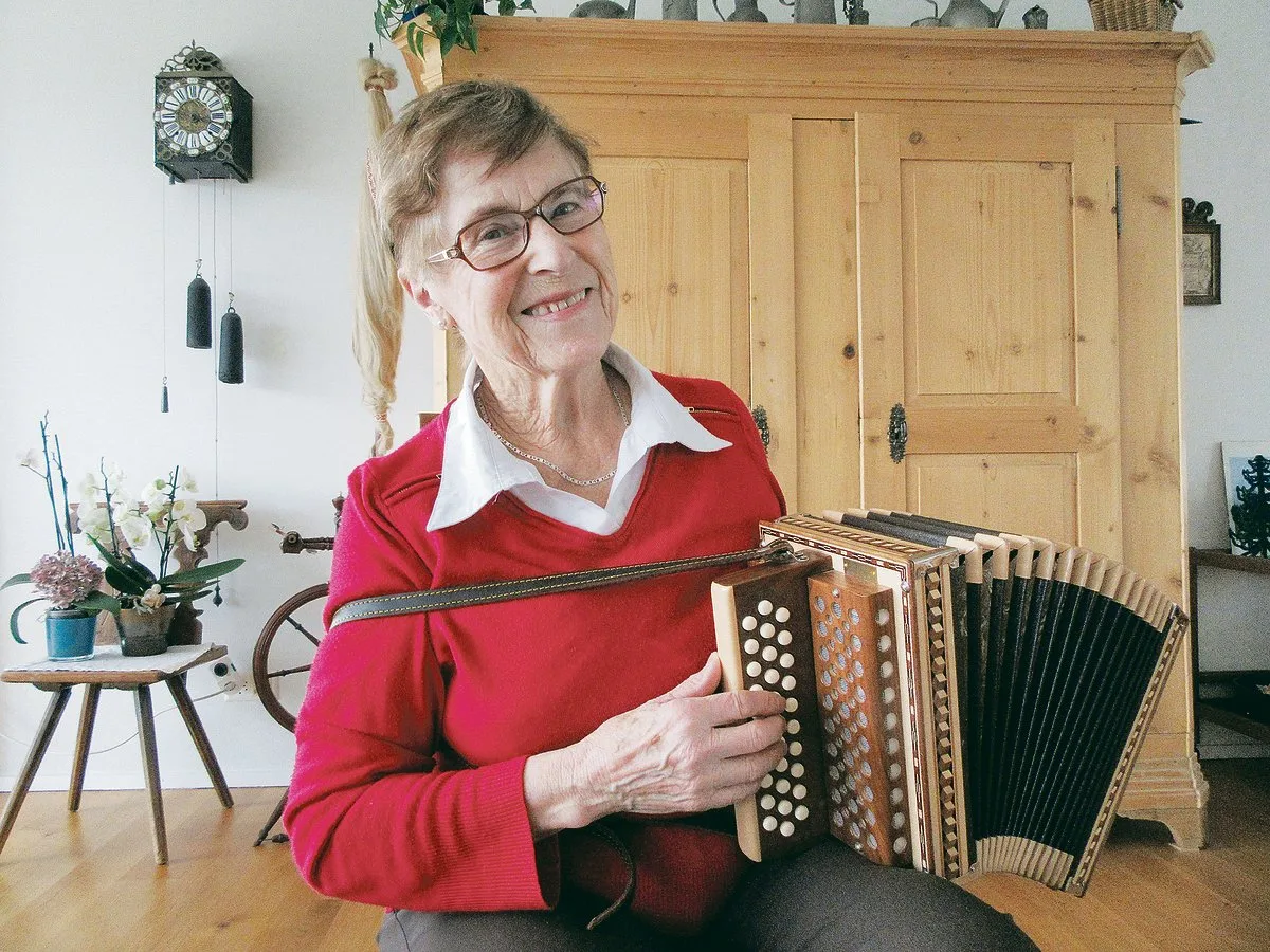 e1211b6fddcfb21ab2f6b42c754324b2562936f5 Martha Weber und ihr Örgeli: Sie ist konzentriert und spielt meistens auswendig. Noten braucht sie nur zum Erarbeiten von neuen Stücken.(Bild Margreth Rinderknecht)