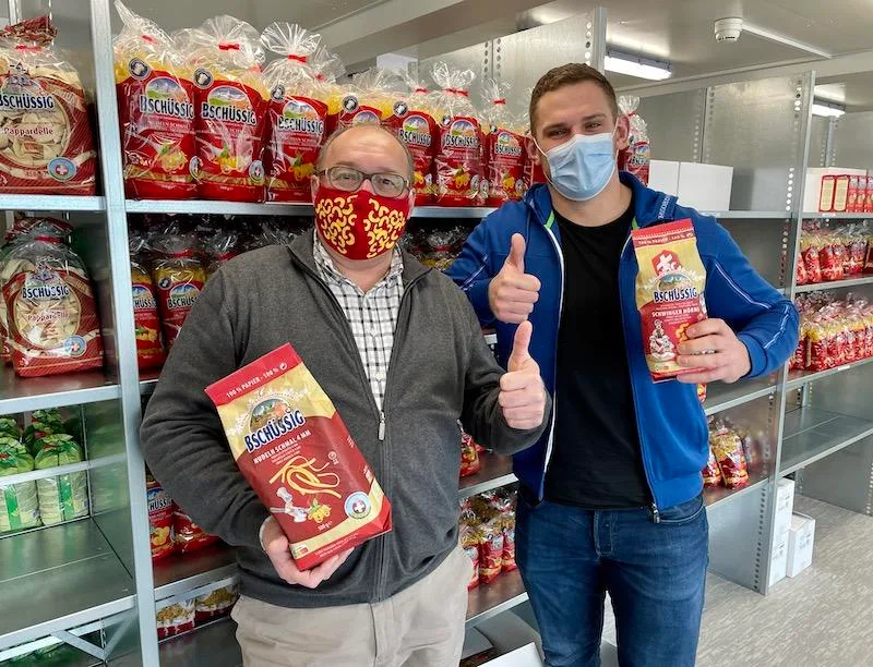 45da6f357366f73890caf7afe43ef09d10e4bad5 .: Beat Grüter (CEO Pasta Premium AG) und Schwinger Remo Käser. (Bild Pasta Premium AG)