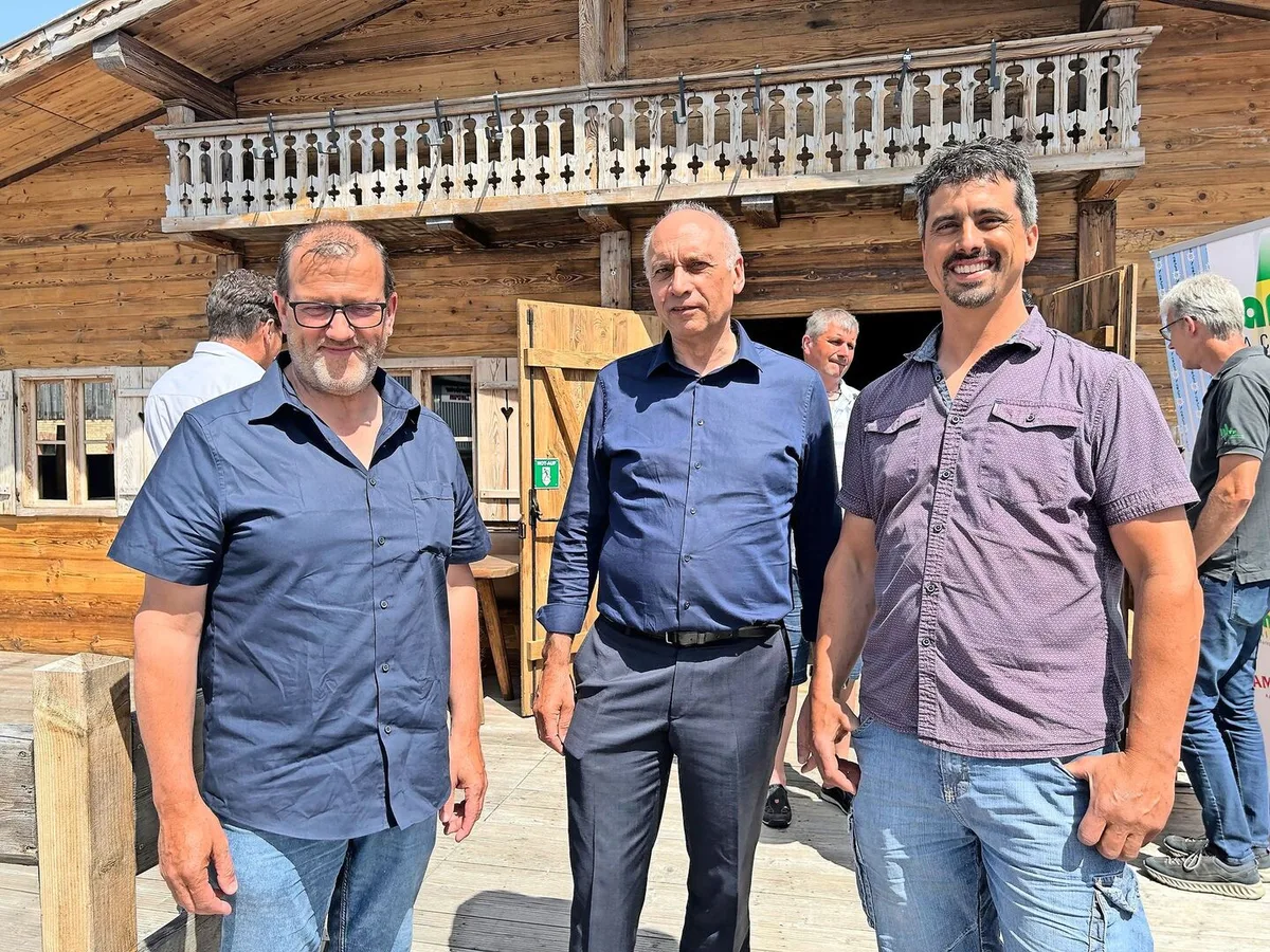 d4c7167cd6e44188c4425cd56d07435e12283f4241c8b395f26b35381b565b07 Neu im Vorstand sind Raphael Schafer (l.) und Benno Röösli (r.). In der Mitte steht der neu gewählte Präsident Ernest Dubi.