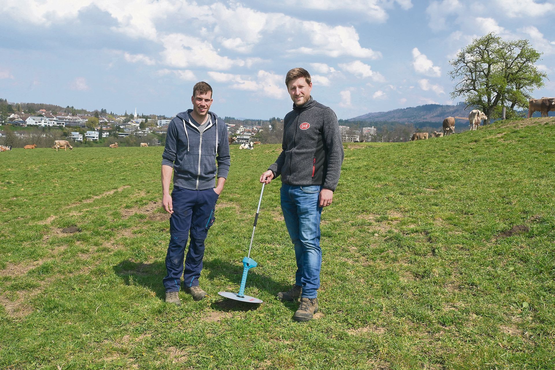 Andreas Hofer (links) berichtete für ein Kampagnenvideo von Lely über seine Erfahrung beim Weiden mit seinem Melkroboter. Marcel Schwager, Verkaufsleiter von Lely Schweiz, war auch vor Ort.(Bild jba)