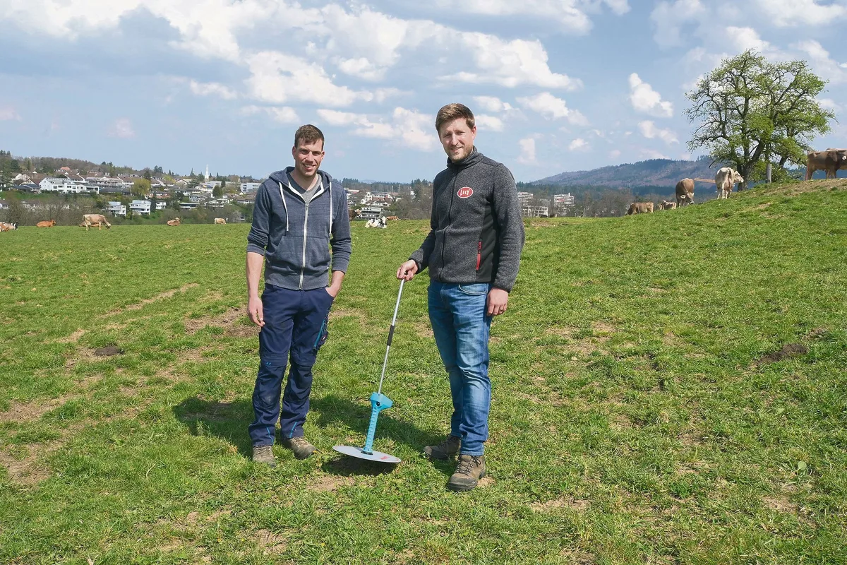 2e33eb64d1c63aa84af4cd3c3d5827bef849b3c7 Andreas Hofer (links) berichtete für ein Kampagnenvideo von Lely über seine Erfahrung beim Weiden mit seinem Melkroboter. Marcel Schwager, Verkaufsleiter von Lely Schweiz, war auch vor Ort.(Bild jba)