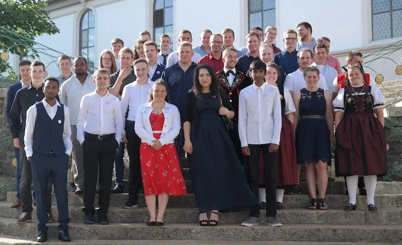 c8ade52aca4b9b2b16d040f2950f45cfbcdb6758 Alle Absolventen der milchwirtschaftlichen Ausbildung nach der Abschlussfeier in Sursee. (Bild Josef Kottmann)