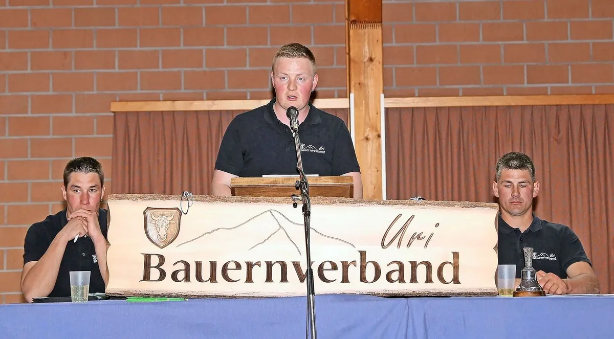 Die junge Führungscrew des Bauernverbands Uri: Geschäftsführer Linus Ettlin, flankiert von den Co-Präsidenten Sergio Poletti und Max Müller (r.).