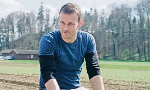 Roland Hubler ist der Protagonist im Kurzfilm «Integriert – zwischen Umwelt und Preis». Gedreht wurde bereits 2019, jetzt ist der Film bei SRF zu sehen. (Screenshot Film «Integriert – zwischen Umwelt und Preis»)