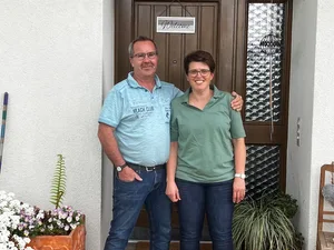 Doris und Werner Peter vor der preisgekrönten Ferienwohnung auf ihrem Hof in Berg am Irchel.