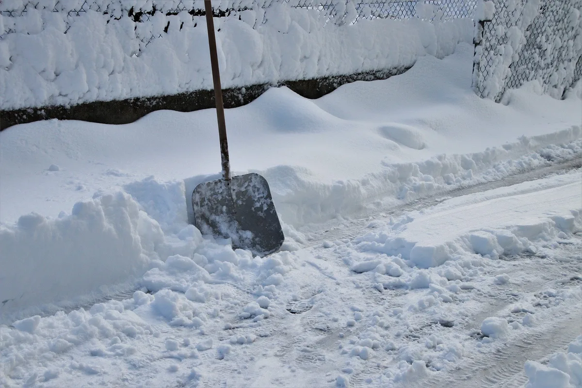 schneeschaufel So kommen Sie und Ihre Familie sturzfrei durch den Winter