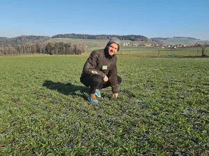 Manuel Engel setzt in seinem Lohnunternehmen Smart-Farming-Technologie ein und düngt die Kulturen mit Ausbringkarten.