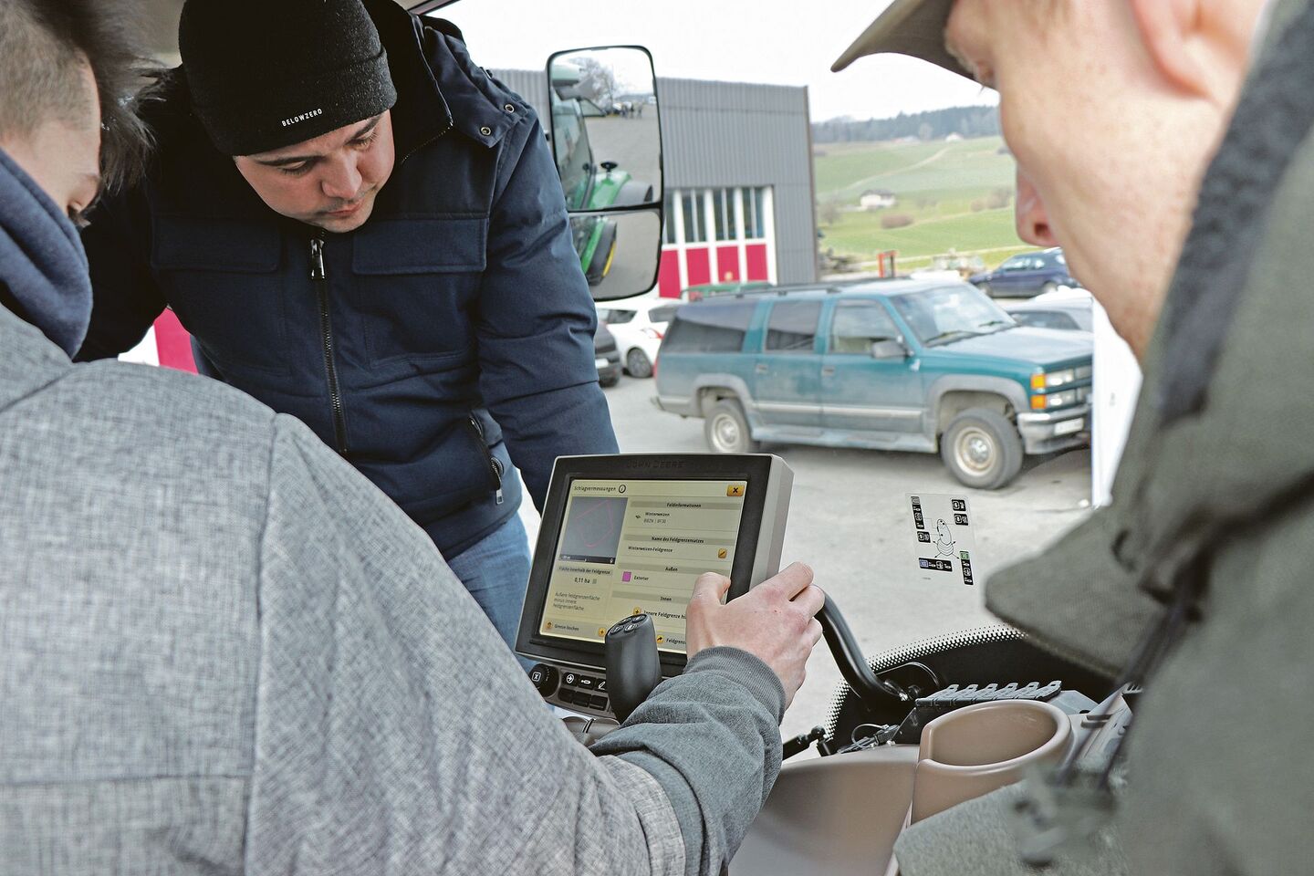 Praktische Arbeit am BBZN Hohenrain mit Lenksystemen: Maschineneinstellungen hinterlegen, dann Fahrspuren anlegen und schliesslich mit dem Traktor auf der Parzelle fahren.