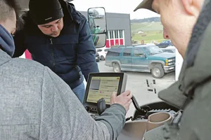 Praktische Arbeit am BBZN Hohenrain mit Lenksystemen: Maschineneinstellungen hinterlegen, dann Fahrspuren anlegen und schliesslich mit dem Traktor auf der Parzelle fahren.