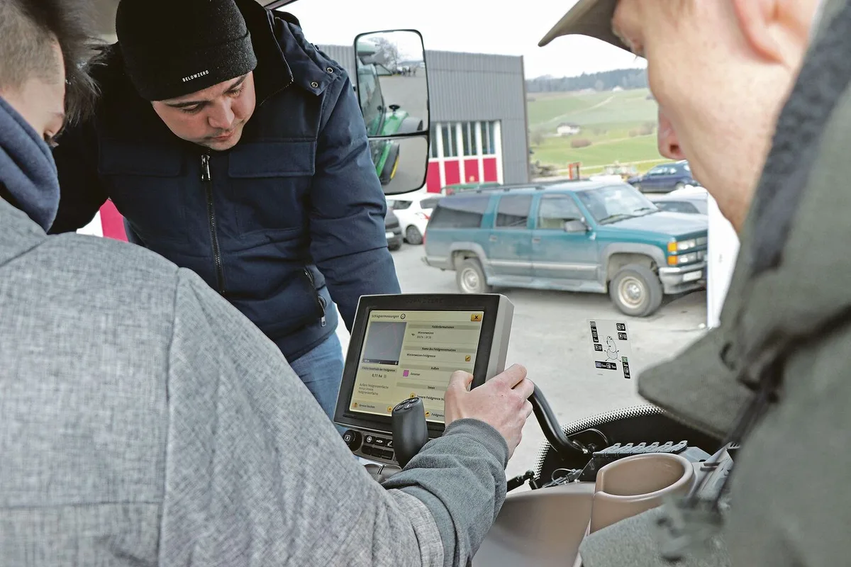Praktische Arbeit am BBZN Hohenrain mit Lenksystemen: Maschineneinstellungen hinterlegen, dann Fahrspuren anlegen und schliesslich mit dem Traktor auf der Parzelle fahren.