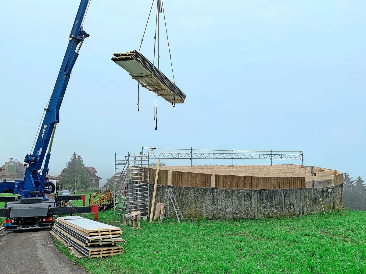 3467fccece77e1ee983ede968a515c97b2ed620bcd2ebd27288aebf353a54ac3 Als Baumaterial neben Beton weit verbreitet: Abdeckung von Güllesilos mit Holzelementen. Noch sind viele der 1200 Luzerner Güllelager nicht abgedeckt.